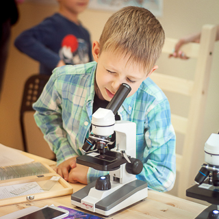 Детские научные клубы в оранжевом телескопе Научное пространство для детей Пенза Лабораторная работа с микроскопами